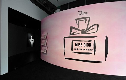 星光熠熠|《迪奥小姐：爱与玫瑰》展览昨夜在上海震撼开幕！
