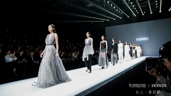 “生命之光”HONRN 2020春夏大秀亮相中国国际时装周
