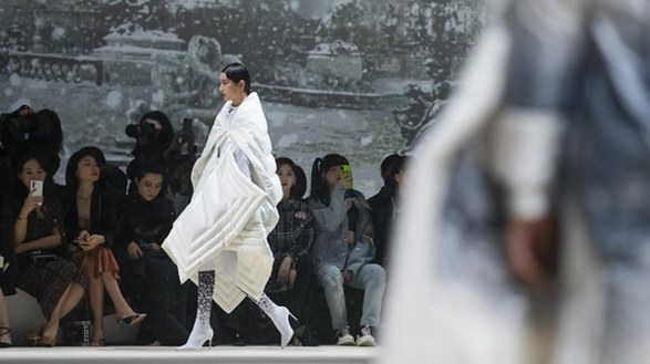波司登X前爱马仕创意总监高缇耶发布“新一代羽绒服”