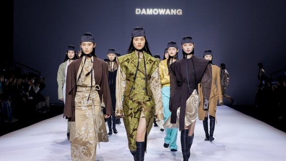 拂尘踏月，锦衣夜行——DAMOWANG·韩磊于中国国际时装周发布2021秋冬最新系列