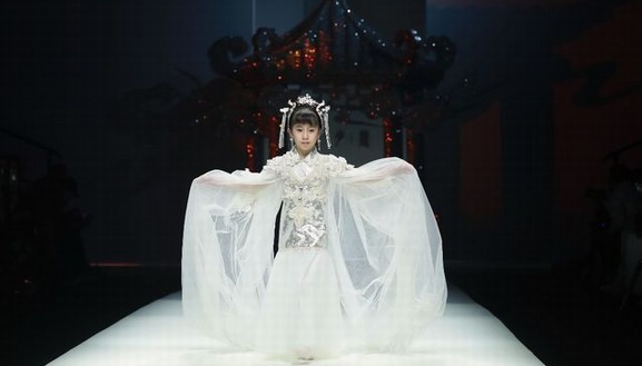 王尚仪在中国国际时装周AIZILINLIN·蜀月阁发布会演绎汉服新风