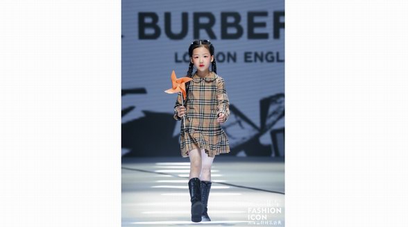 钜星国际品牌时装盛典 小超模唐莫云亮相Burberry品牌秀