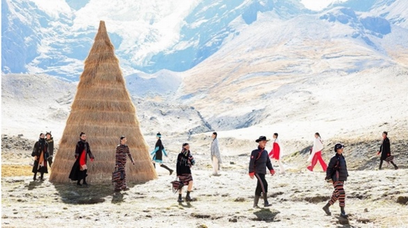 国产羊绒品牌Sandriver举办世界上海拔最高的氆氇成衣秀