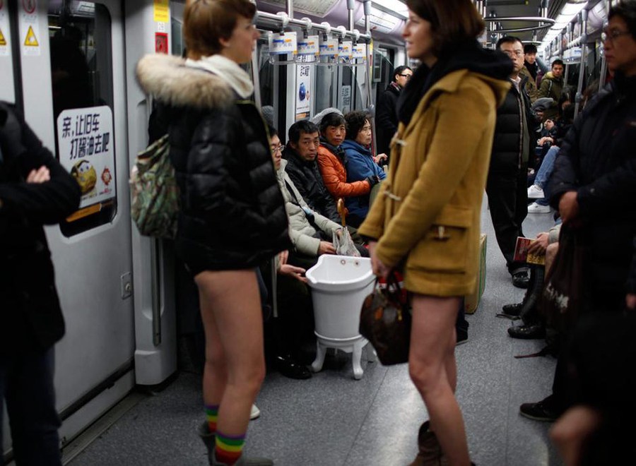 “无裤日”是贺喜仍是恶搞 上海惊现老外只穿内裤搭乘地铁【图】【综合】风气中国网