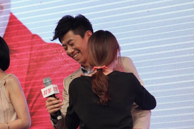 夏雨遭粉丝狂热拥吻,见娇妻在侧无奈尴尬苦笑