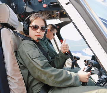 王楠 - 全国首位警务直升机女飞行员、浙江航空警务队王楠资料图片