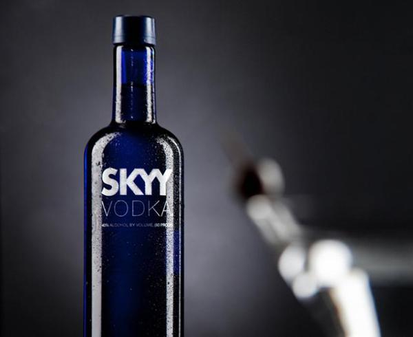 深蓝伏特加 SKYY 推出首款绒毛酒瓶伏特加