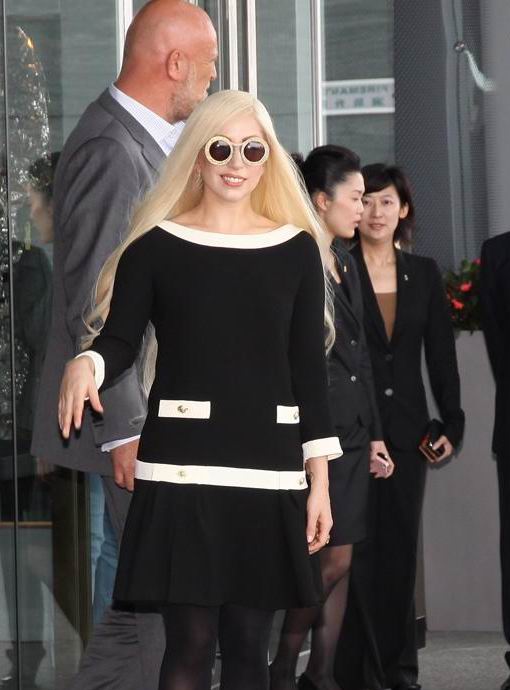 Lady Gaga 身穿莫斯奇诺 Moschino 连衣裙
