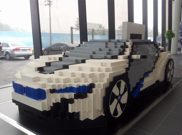 乐高中国积木拼砌师沈天成与他用近40万枚乐高颗粒拼砌的宝马i8概念车