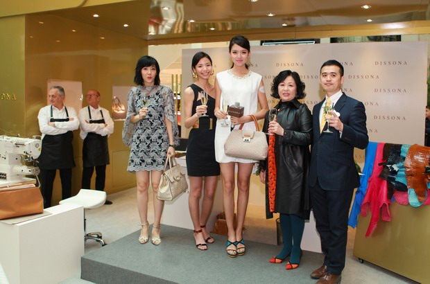 名模张梓琳、时尚达人黎坚惠、名主持人李静共同出席了DISSONA 皮匠工艺巡展盛大开幕礼