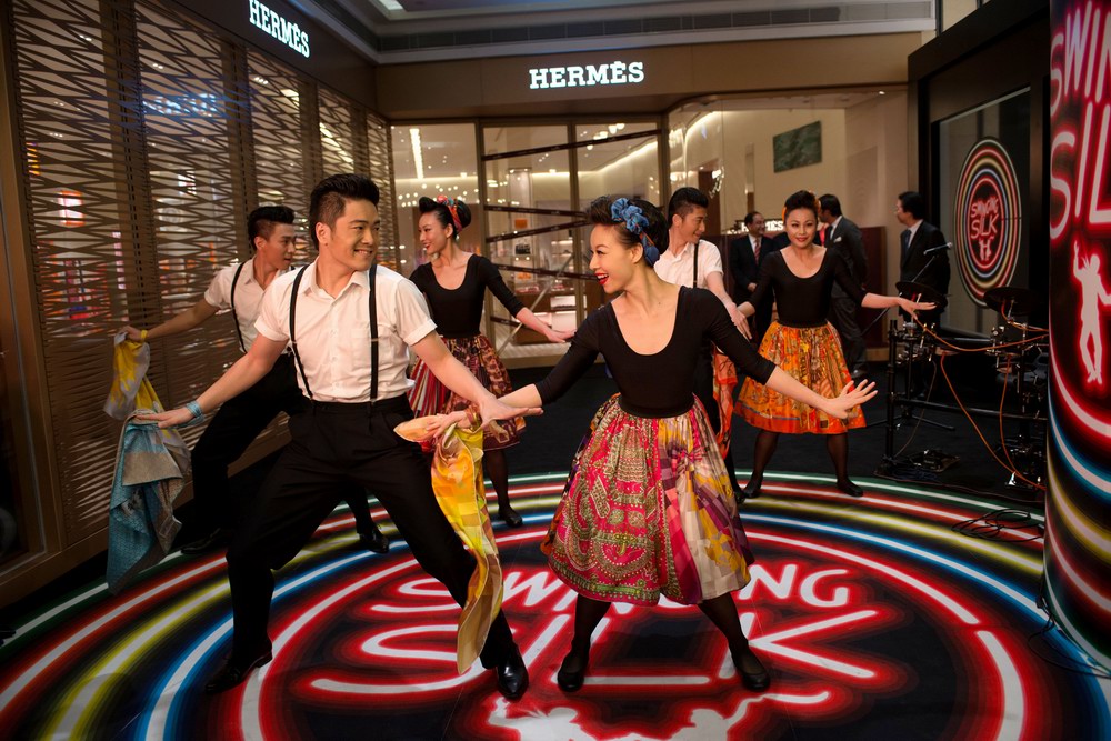 伴随着轻快的音乐，一支展现丝巾律动的摇曳丝舞掀开了爱马仕武汉国际广场专卖店的开幕庆典