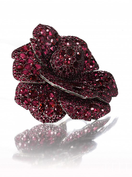 莉丽·萨夫拉夫人所藏红宝石及钻石山茶花胸针，由著名珠宝匠Joel Arthur Rosenthal(JAR)于1980至2000年为萨夫拉夫人特别打造.