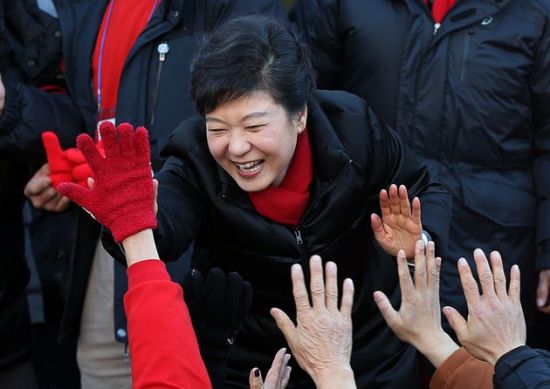 朴槿惠简历:韩国女总统朴槿惠资料图片-家庭背景