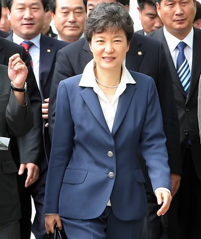 朴槿惠简历:韩国女总统朴槿惠资料图片-家庭背
