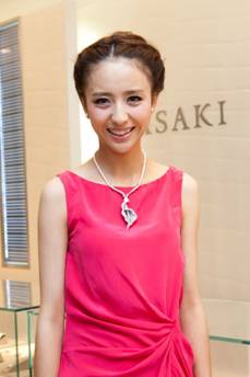 人气女明星佟丽娅出席日本著名珠宝品牌TASAKI塔思琦北京国贸旗舰店开幕