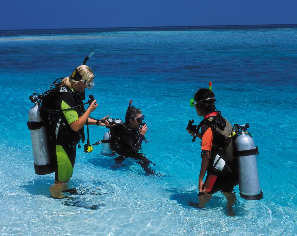 马尔代夫库达呼拉岛四季度假酒店设有冲浪学校-蛙潜教学