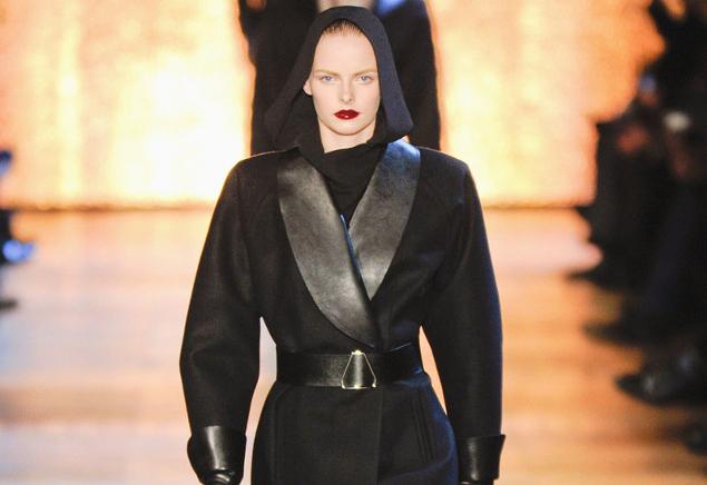 2012巴黎时装周YSL以黑色毛呢材质配以皮革拼接，为这个秋天缔造出层次感