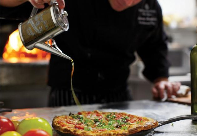 “意珍”大厨特别为意大利的比萨准备最传统和原始的烹制方法。