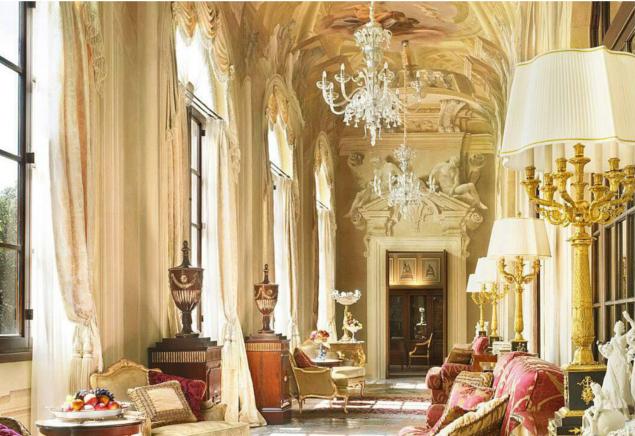 佛罗伦萨四季酒店充滿美仑美奂的壁画，氣氛優雅，是品酒的理想地方。