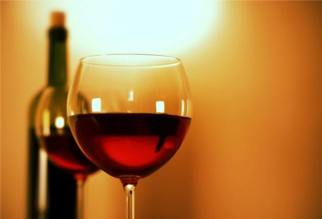 紅葡萄酒以果皮帶深顏色的葡萄為原料，其酒質具有濃郁的醇香，口感及香味亦呈多層次。