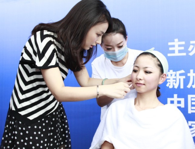 吴昕亲临挑战现场，变身美容师，见证世界一流护肤品质！