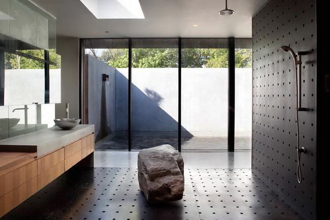 浴室里包钢的地板和墙面