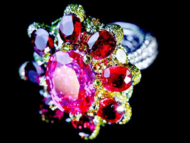 玛丽皇后戒指，稀有的鸽血红宝，周边缀以相同色泽的红宝，而缀在外围的黄钻，为珍贵无比的红宝增添皇族气派。