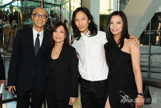Alexander Wang与家人(左起为兄Dennis T. Wang、母Ying Ying-Wang以及嫂Aimie Wang)