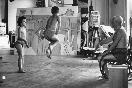 毕加索和孩子帕洛玛，克劳德一起在家中玩耍，1957年