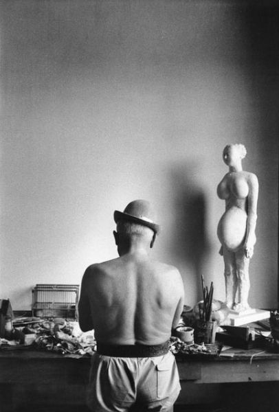 毕加索背对镜头在作品《十月怀胎》(1950年创作)旁，1957年
