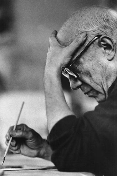 毕加索正在创作，1957年