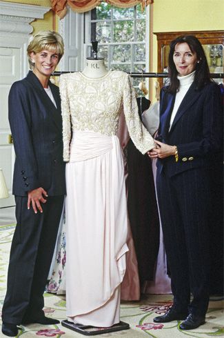 1997年4月23日，Catherine Walker在肯辛顿宫位戴安娜王妃试衣。