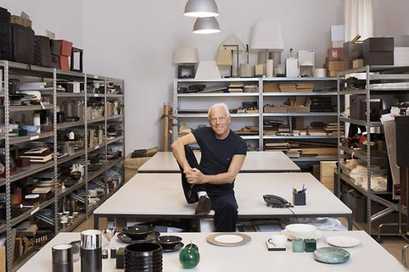 设计师Giorgio Armani在自己的工作室里