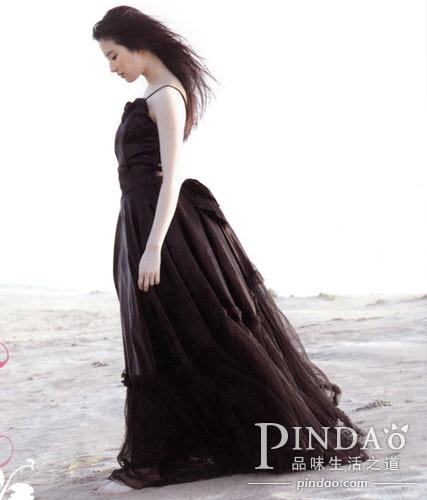 刘亦菲的黑色礼服裙高贵大方
