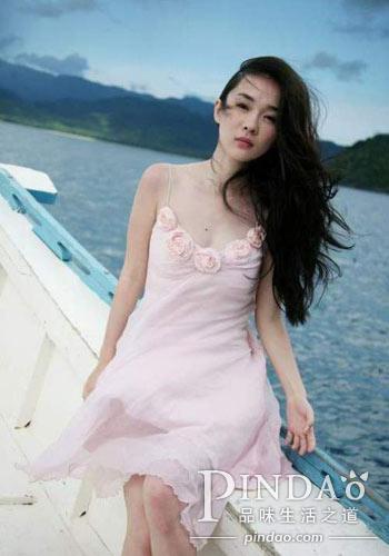 霍思燕的淡粉色吊带裙清透自然