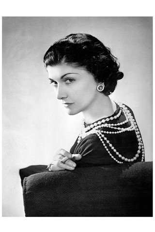 Mademoiselle Chanel和她标志性的珍珠项链
