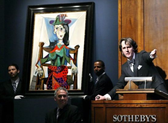苏富比首席拍卖师图拜亚斯·梅耶尔(Tobias Meyer)在2006年的一场拍卖会上执槌。有人认为艺术市场需要更密切的监管。
