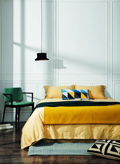 冬日到来，只需更换一床柔软舒适的床品，再搭配几件独具风味的配饰，便可营造出不同风格的温暖卧室空间。