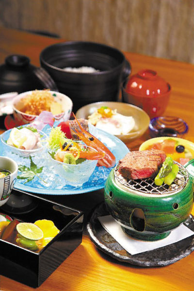 日本本土最顶级的怀石料理餐厅会请来出名的瓷艺师来设计餐具
