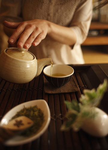 泡茶水温的高低与茶叶种类及制茶原料密切相关