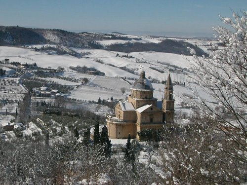 冬日的圣比亚玖大教堂被葡萄园簇拥