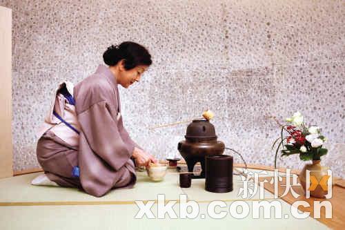 从事茶道50多年的茶艺师白井弥生