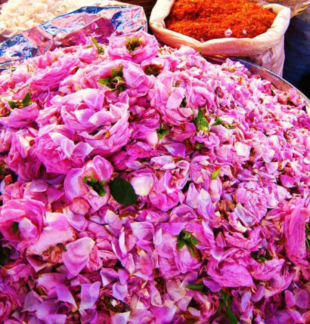 大马士革玫瑰精油是用鲜花瓣提取的