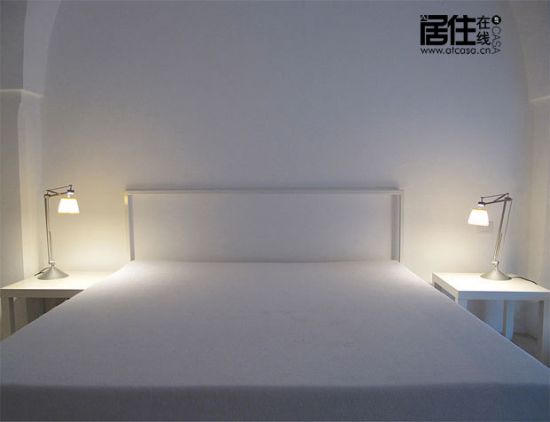 卧室的设计极尽简洁之势，干净的线条加上纯白的设计，就连家具也添了几分优雅。