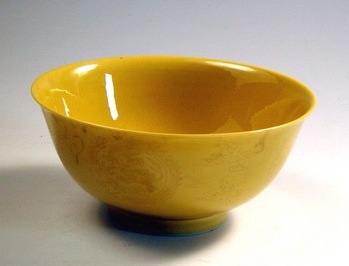 图一：清乾隆款黄釉团龙纹碗 