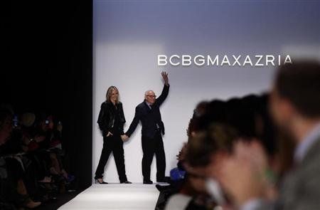 设计师Max Azria在BCBG Max Azria纽约2013秋冬时装秀结尾致谢