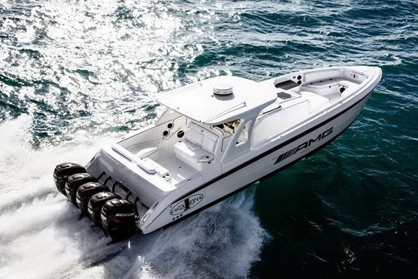 奔驰携手Cigarette Racing 推出概念电动赛艇