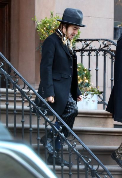 约翰-加利亚诺在2月12日离开曼哈顿一所公寓时的穿着被指再惹争议