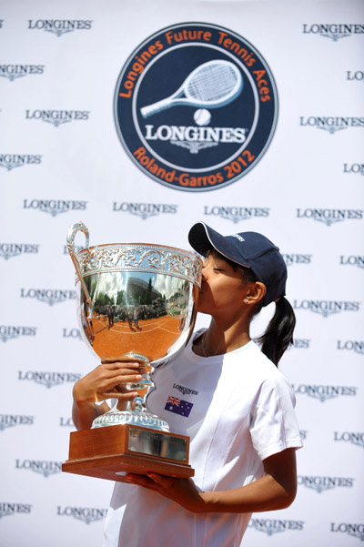 1   201浪琴表未来网球之星比赛的冠军澳大利亚的 Destanee Aiava亲吻自己的奖杯