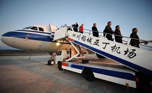 稻城亚丁机场迎来首座客机 成都1个小时飞稻城